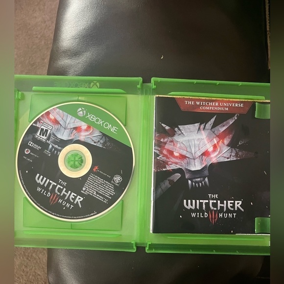XBOX ONE THE WITCHER WILD HUNT GAME. PRE OWNED. NO SCRATCHES. - Picture 4 of 4